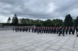 Доставка ветеранов для церемонии возложения венков и цветов на Пискаревском кладбище ко Дню памяти жертв блокады